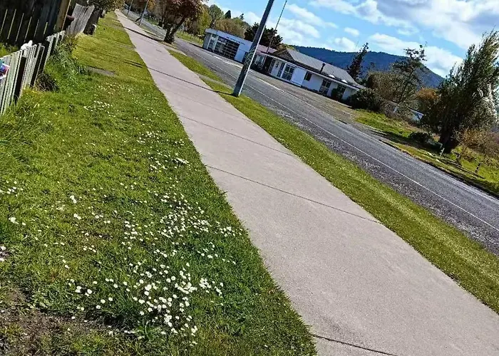 5 Beds Including 3 Double Beds 1 Double Or 2 Single Sofa Beds House At 22b Pererika St Ferienhaus Rotorua