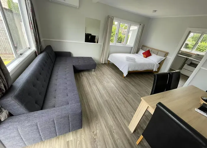 5 Beds Including 3 Double Beds 1 Double Or 2 Single Sofa Beds House At 22b Pererika St Ferienhaus *